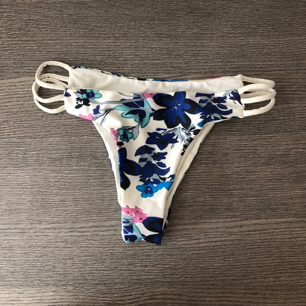 Reversible side Cutout bikini bottoms